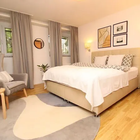 Serene 2-bedroom Near Downtown Apartment *