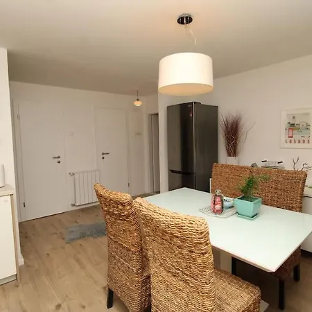 Serene 2-bedroom Near Downtown Apartment *