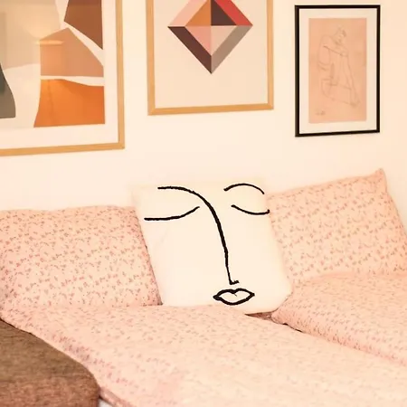 Serene 2-bedroom Near Downtown Apartment *